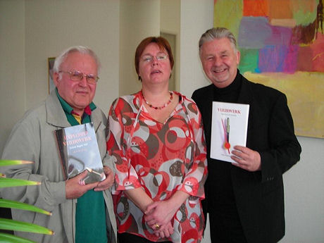 Overhandiging twee vuurwerkboeken aan Janny Visscher